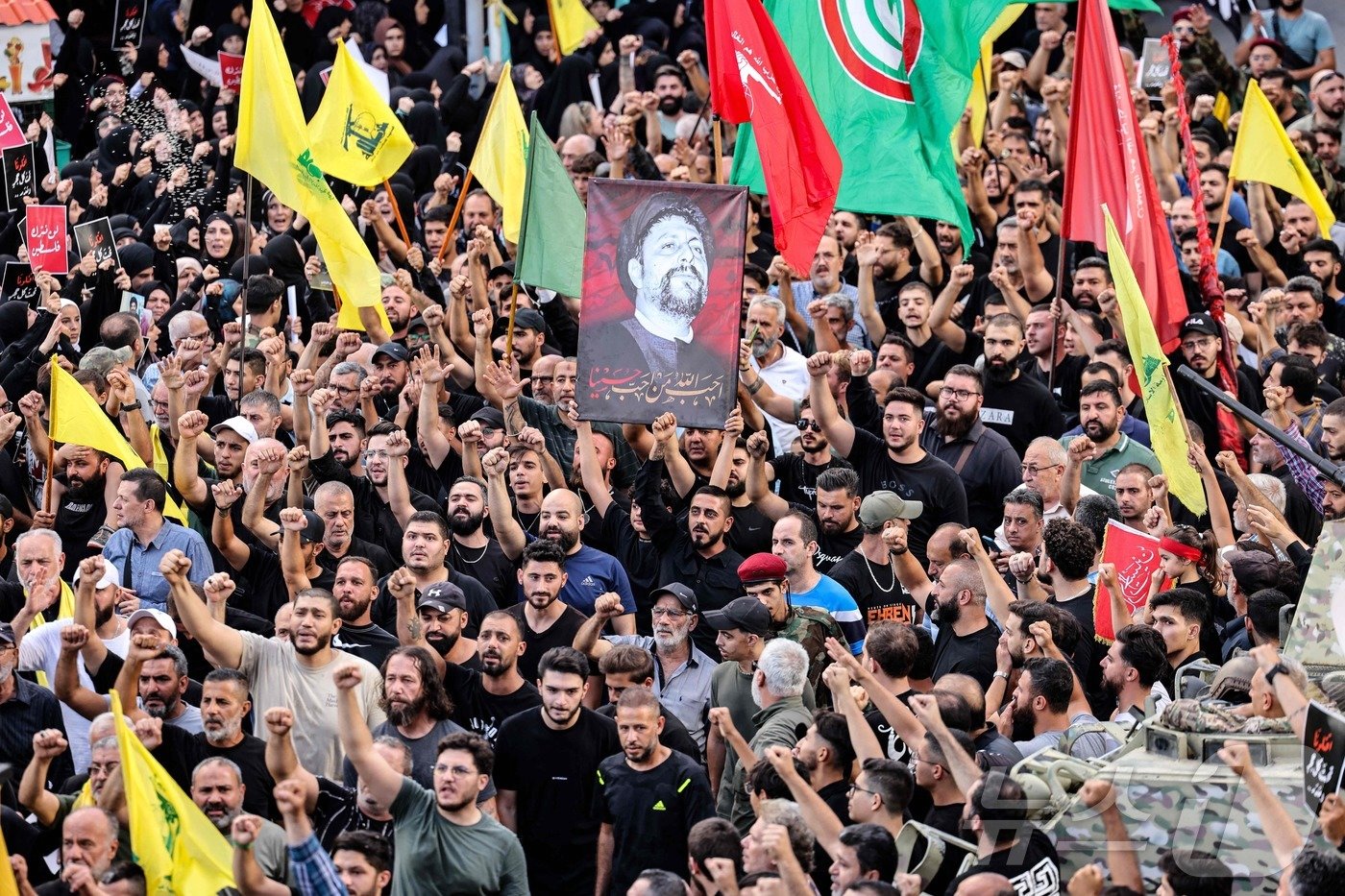 본문 이미지 - 18일(현지시간) 레바논 남부 베이루트에서 무선호출기(삐삐) 폭발로 숨진 희생자 장례식서 주민들이 추모를 하며 구호를 외치고 있다. 2024.09.19 ⓒ AFP=뉴스1 ⓒ News1 우동명 기자