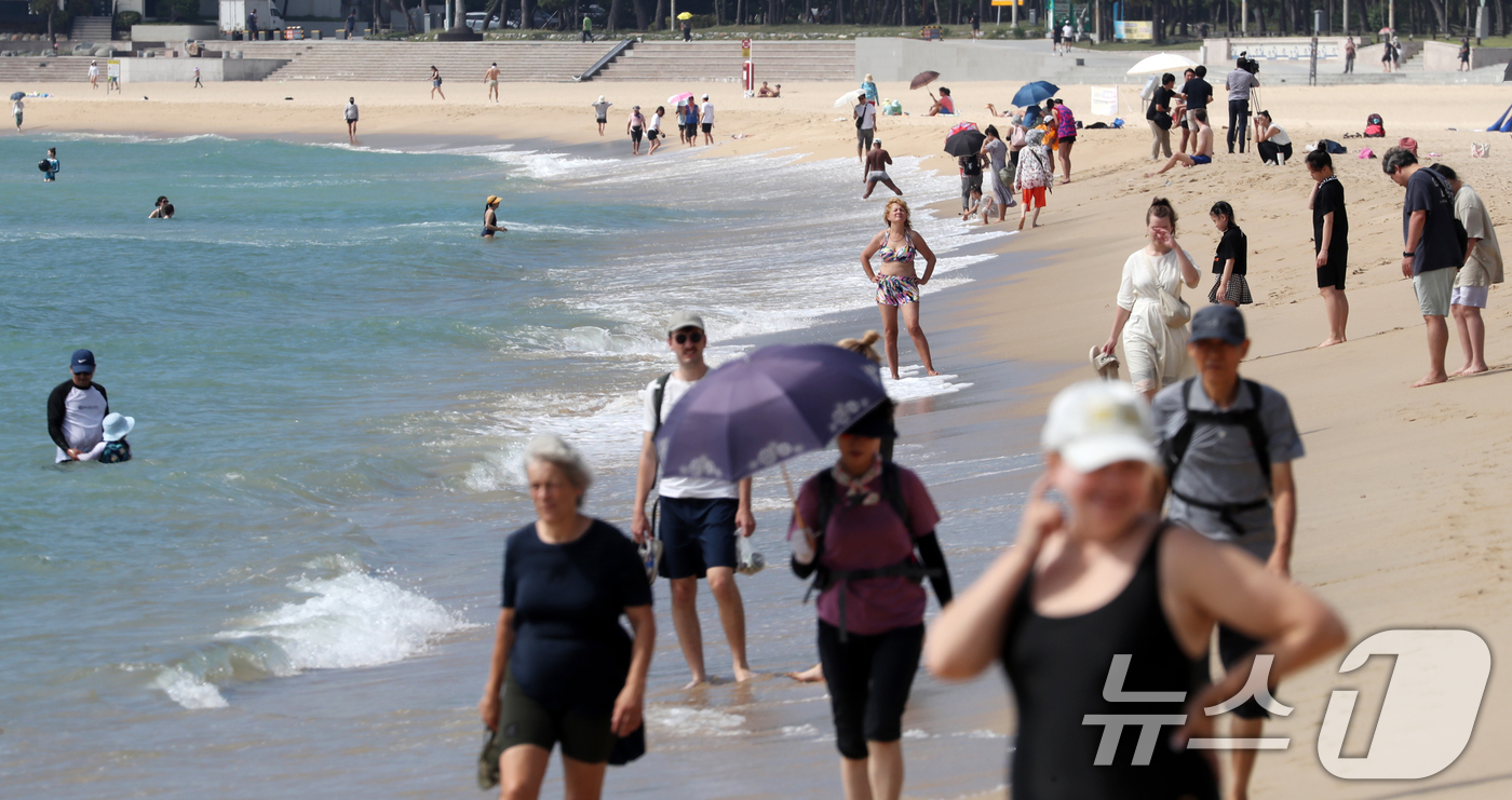 (부산=뉴스1) 윤일지 기자 = 부산에 폭염경보가 발효 중인 19일 부산 해운대해수욕장을 찾은 관광객, 외국인들이 물놀이를 하며 더위를 식히고 있다. 2024.9.19/뉴스1