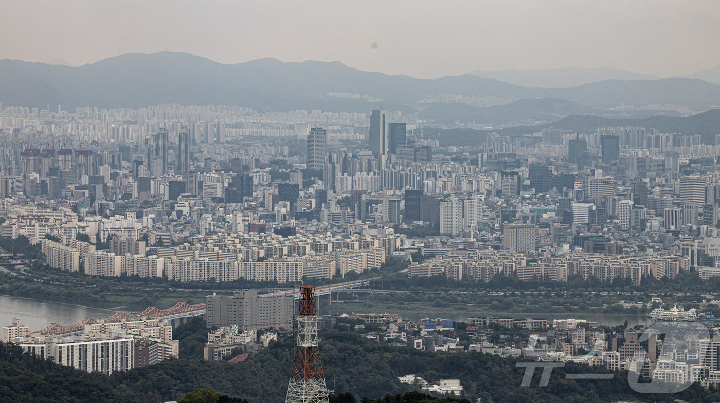 (서울=뉴스1) 이재명 기자 = 올해 3분기 서울에서 재건축이 가능한 30년 초과 노후 아파트 거래량이 늘어난 것으로 나타났다.국토교통부 실거래가시스템에 신고된 연령대별 아파트 거 …