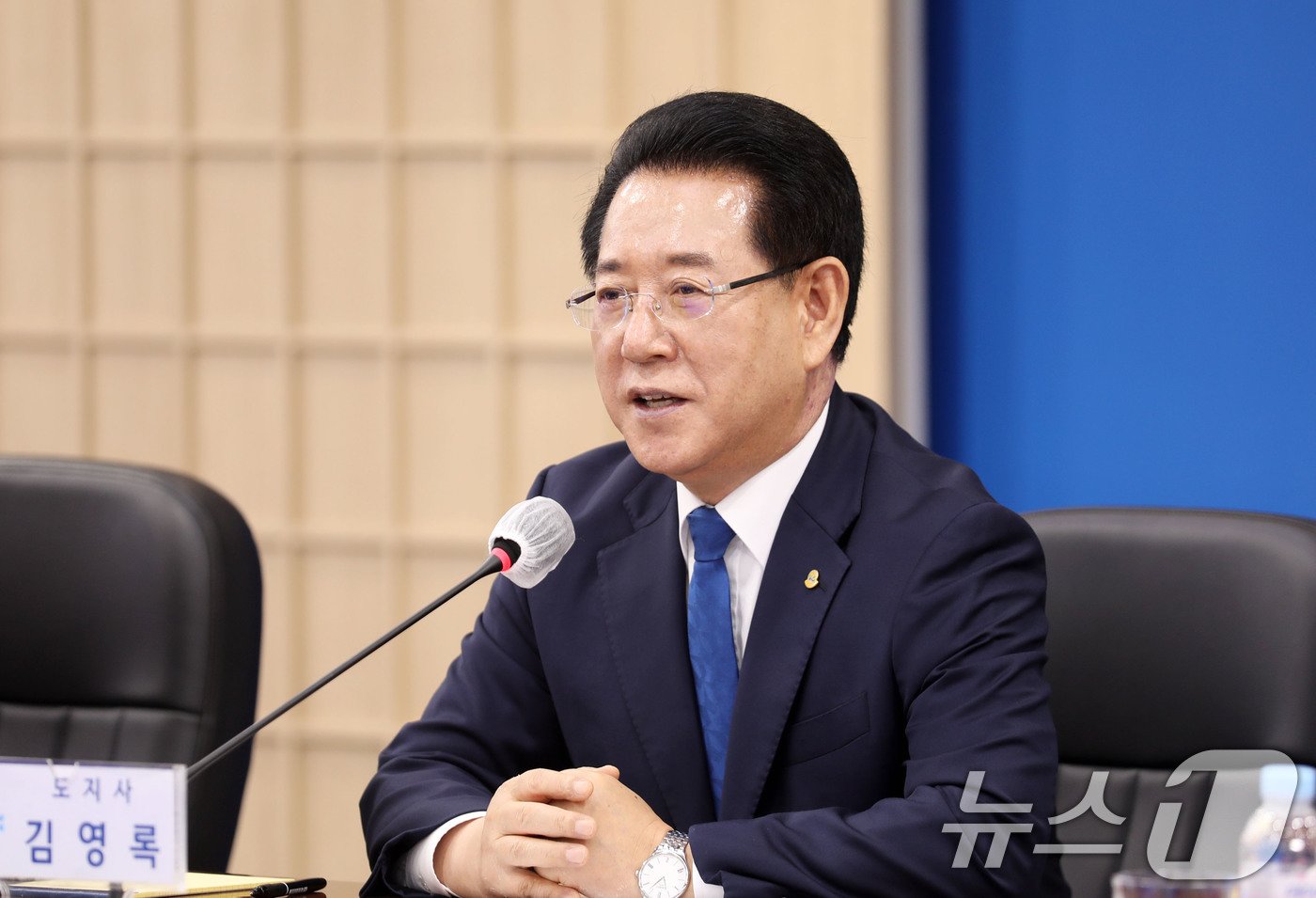 본문 이미지 - 김영록 전남도지사가 19일 전남도청에서 열린 '전라남도지사-광주 지역 국회의원 군 공항 이전 간담회'에 참석해 발언하고 있다.2024.9.19/뉴스1 ⓒ News1 박지현 기자