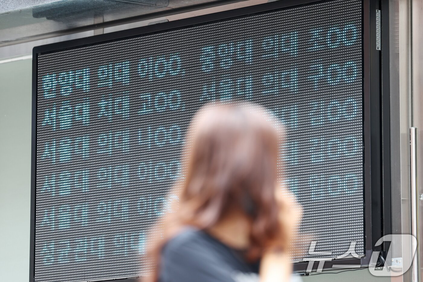 본문 이미지 - 의대 진학 실적을 홍보하는 서울 강남구 대치동 학원가 전광판. /뉴스1 ⓒ News1 민경석 기자