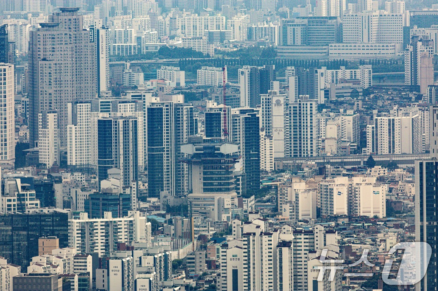 (서울=뉴스1) 이재명 기자 = 지난달 전국 집값이 평균 0.24% 오르며 석 달 연속 상승세를 이어갔다. 특히, 서울 집값은 전국 평균의 3.5배에 달하는 0.83%의 상승폭을 …