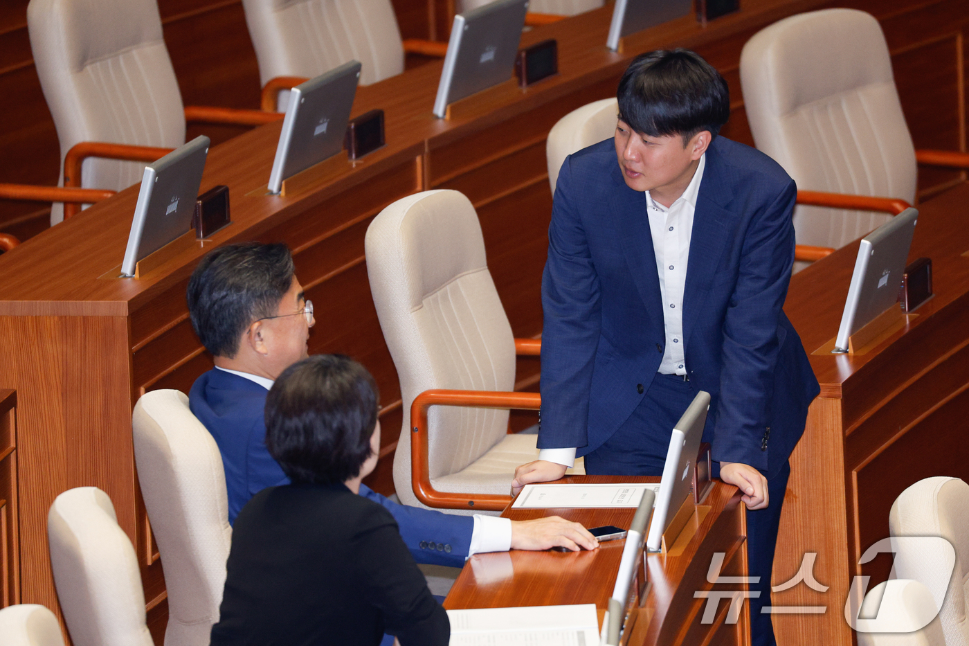 (서울=뉴스1) 안은나 기자 = 이준석 개혁신당 의원이 19일 오후 서울 여의도 국회에서 제418회국회(정기회) 제8차 본회의에 앞서 신장식 조국혁신당 의원과 대화하고 있다. 20 …