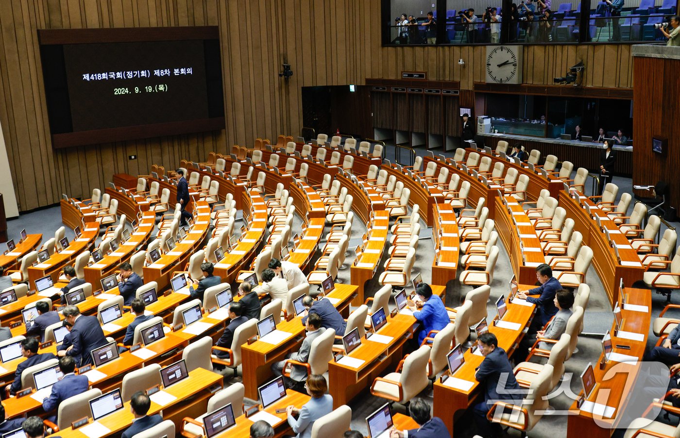본문 이미지 - 19일 오후 서울 여의도 국회에서 열린 제418회국회(정기회) 제8차 본회의에서 김건희 특검법, 채해병 특검법, 지역화폐법 상정에 반대하며 불참한 국민의힘 의원석이 비어 있다. 2024.9.19/뉴스1 ⓒ News1 안은나 기자