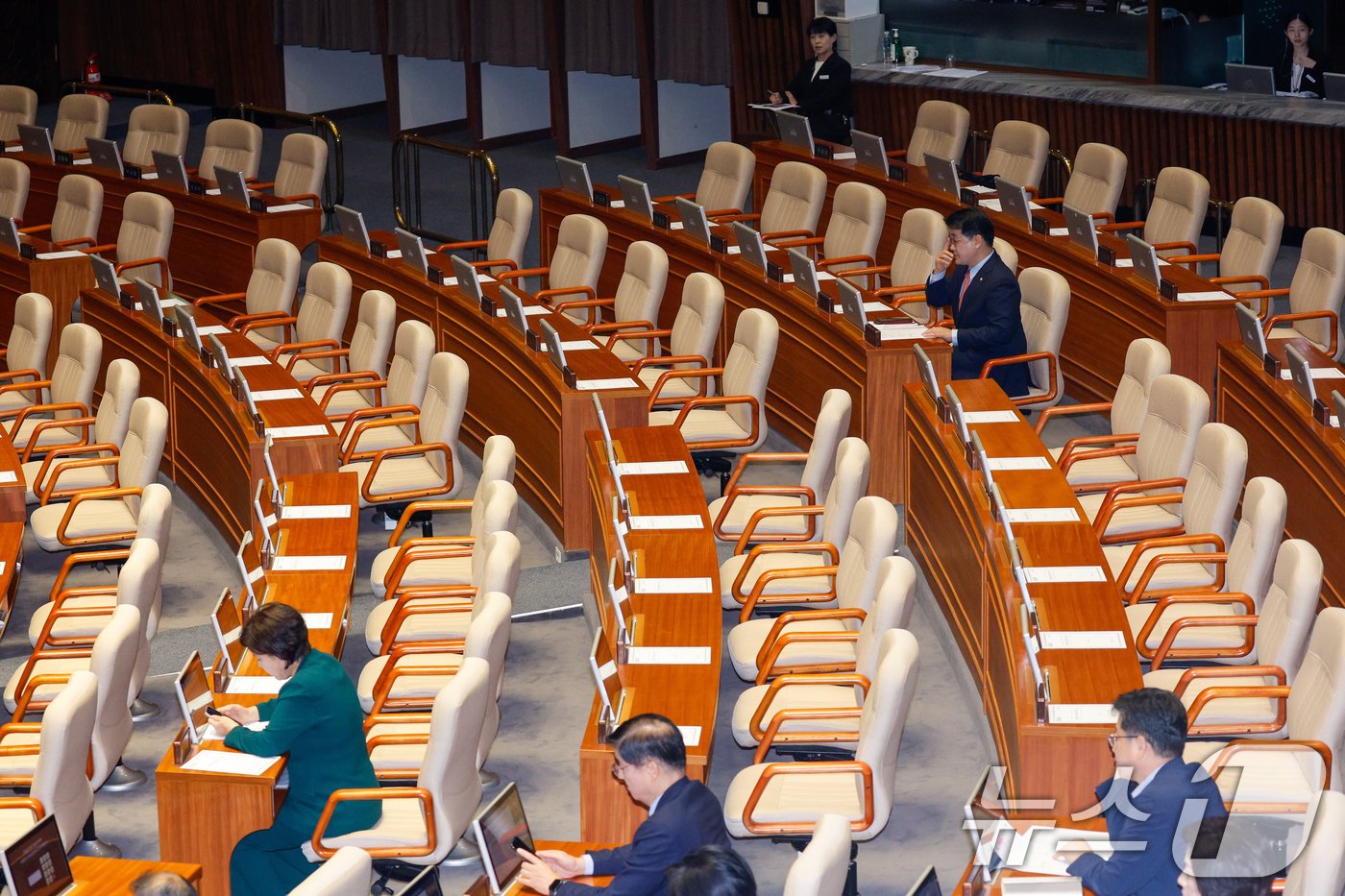 본문 이미지 - 배준영 국민의힘 원내수석부대표가 19일 오후 서울 여의도 국회에서 열린 제418회국회(정기회) 제8차 본회의에서 의사진행 발언을 마친 후 자리에 앉아 있다. 2024.9.19/뉴스1 ⓒ News1 안은나 기자