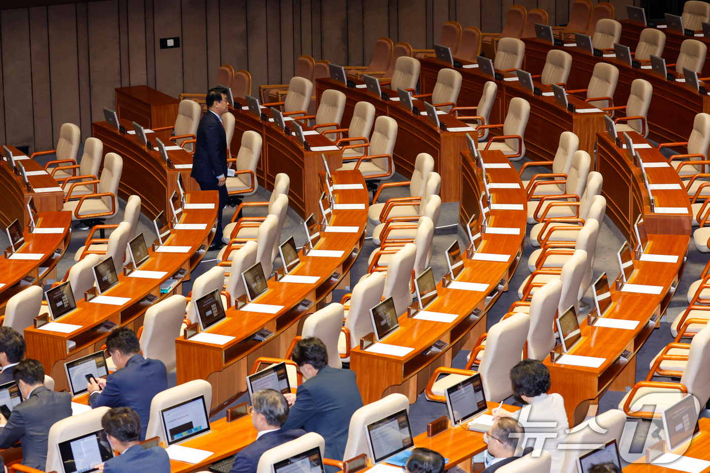 (서울=뉴스1) 안은나 기자 = 배준영 국민의힘 원내수석부대표가 19일 오후 서울 여의도 국회에서 열린 제418회국회(정기회) 제8차 본회의에서 의사진행 발언을 마친 후 자리로 향 …