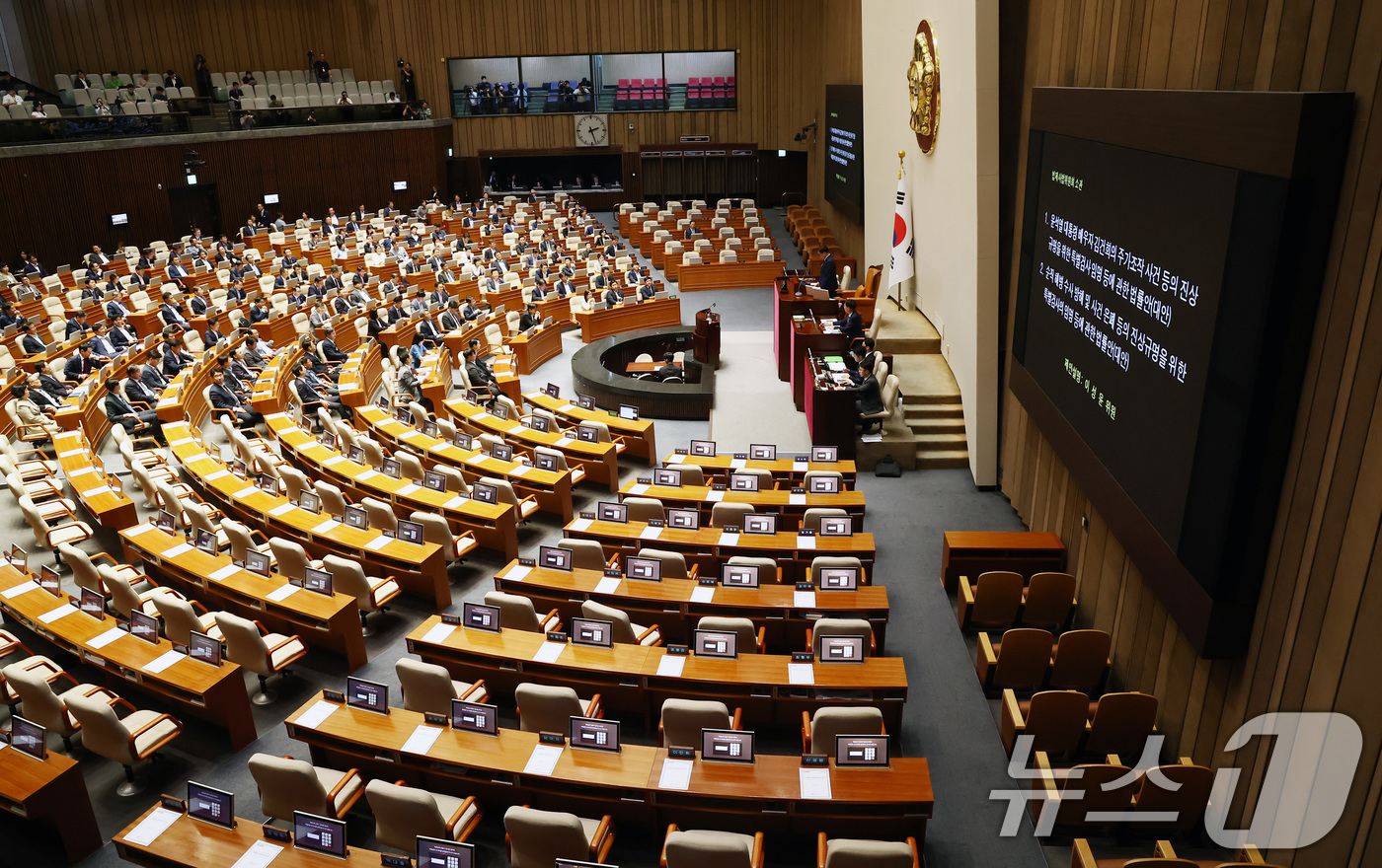 (서울=뉴스1) 김민지 기자 = 우원식 국회의장이 19일 오후 서울 여의도 국회에서 열린 제418회국회(정기회) 제8차 본회의에서 국민의힘 불참 속에 김건희 특검법, 채해병 특검법 …