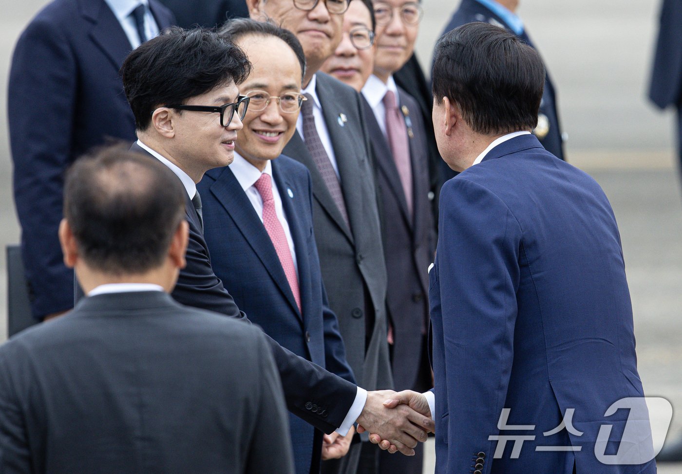 본문 이미지 - 윤석열 대통령이 18일 오전 경기도 성남시 서울공항에서 체코로 출국하기 전 한동훈 국민의힘 대표와 인사하고 있다. 윤 대통령은 이번 체코 방문을 통해 지난 7월 한국수력원자력이 두코바니 신규 원전 건설사업의 우선협상대상자로 선정된 이후 후속 조치에 매진한다는 방침이다. 2024.9.18/뉴스1 ⓒ News1 이재명 기자
