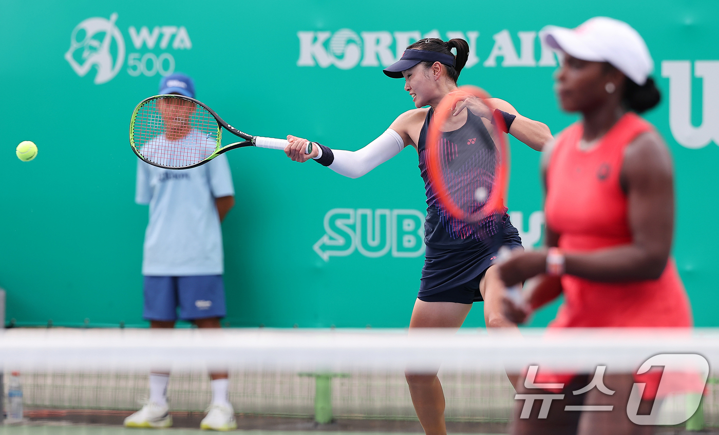 (서울=뉴스1) 김진환 기자 = 장수정(대구시청)·슬론 스티븐스(미국) 조의 장수정이 19일 서울 송파구 올림픽공원 테니스경기장에서 열린 2024 하나은행 WTA 투어 코리아오픈 …