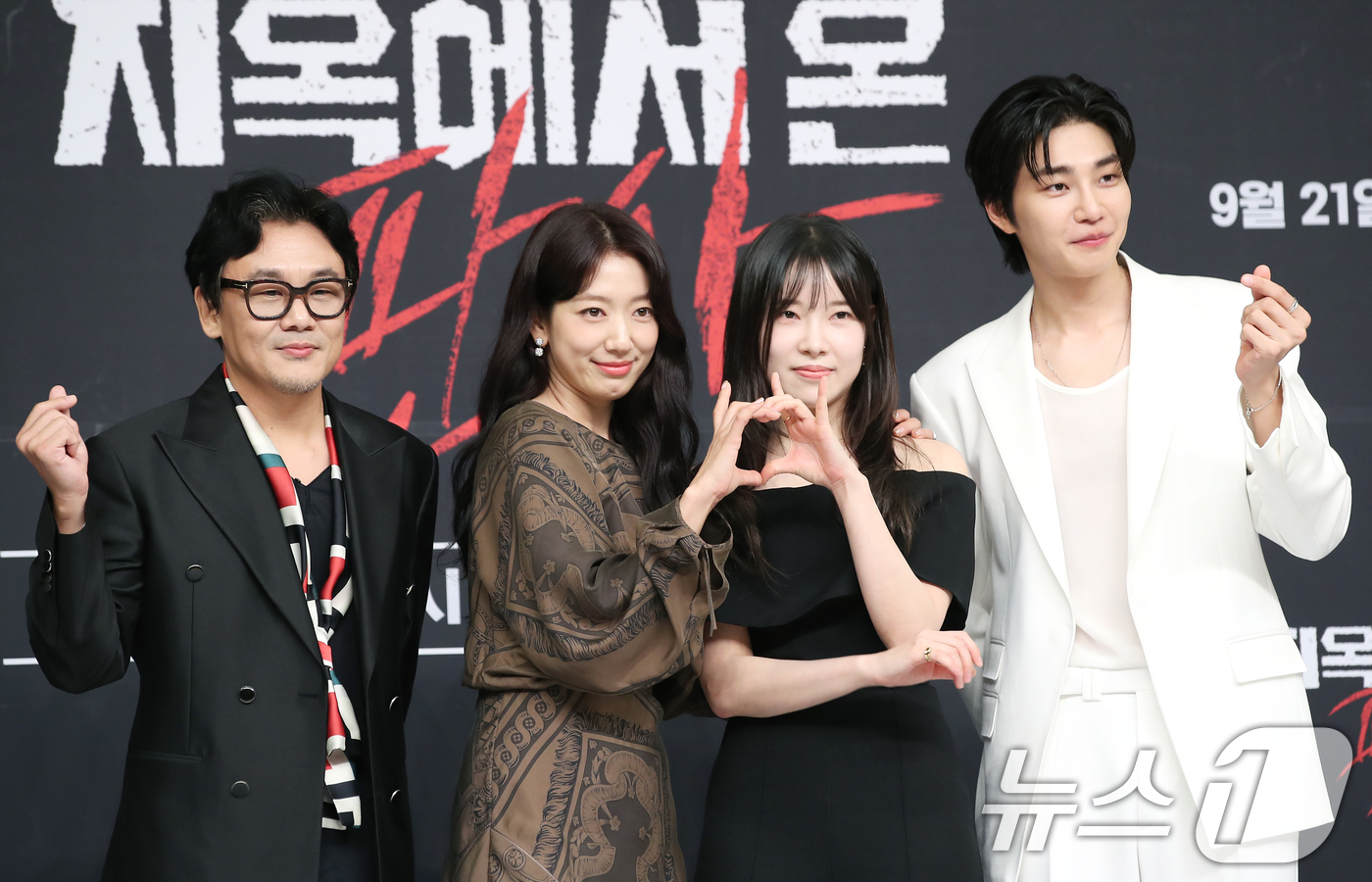 (서울=뉴스1) 권현진 기자 = 배우 김인권(왼쪽부터)과 박신혜, 김아영, 김재영이 19일 오후 서울 양천구 목동 SBS에서 열린 SBS 새 금토드라마 '지옥에서 온 판사'(극본 …