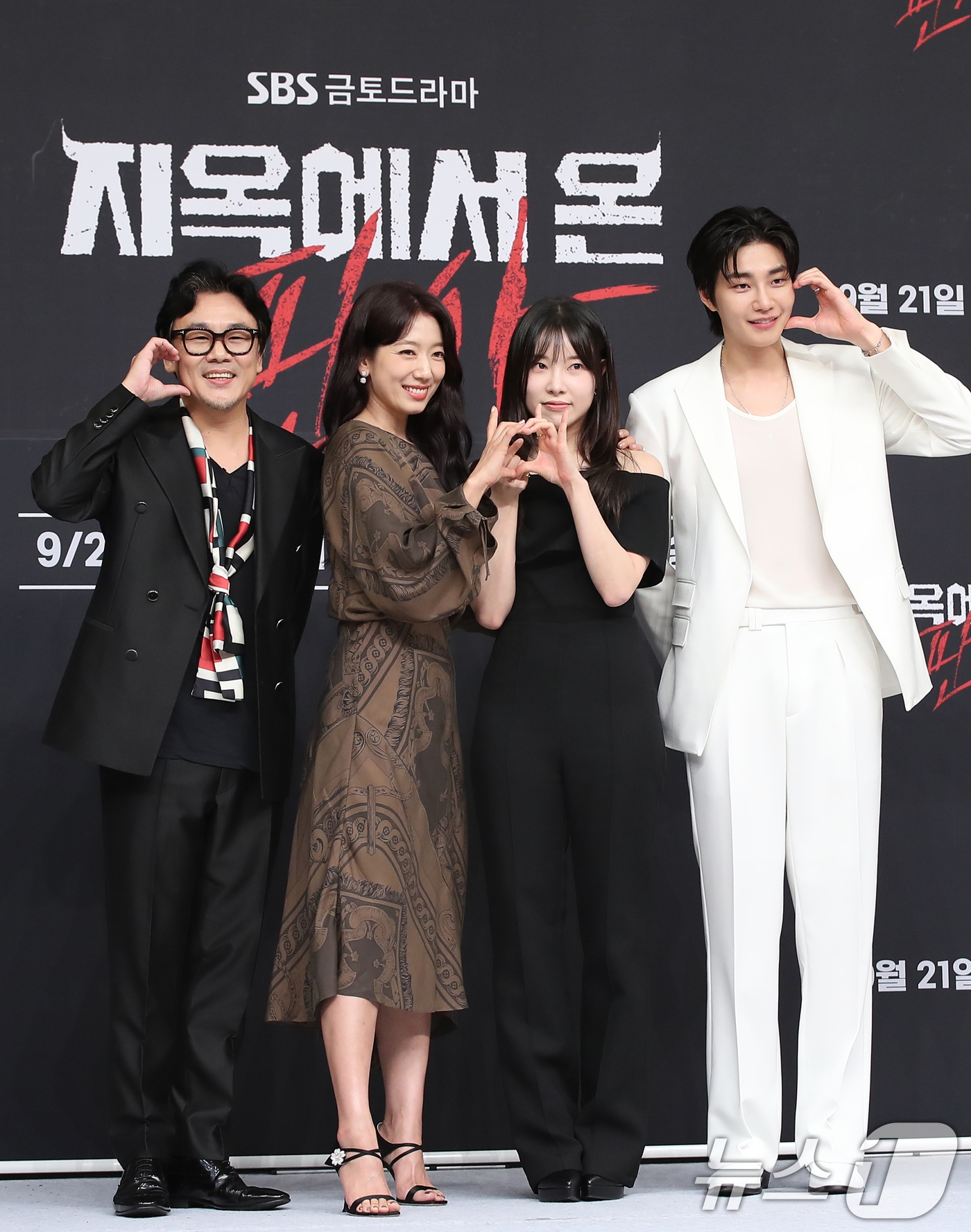 (서울=뉴스1) 권현진 기자 = 배우 김인권(왼쪽부터)과 박신혜, 김아영, 김재영이 19일 오후 서울 양천구 목동 SBS에서 열린 SBS 새 금토드라마 '지옥에서 온 판사'(극본 …