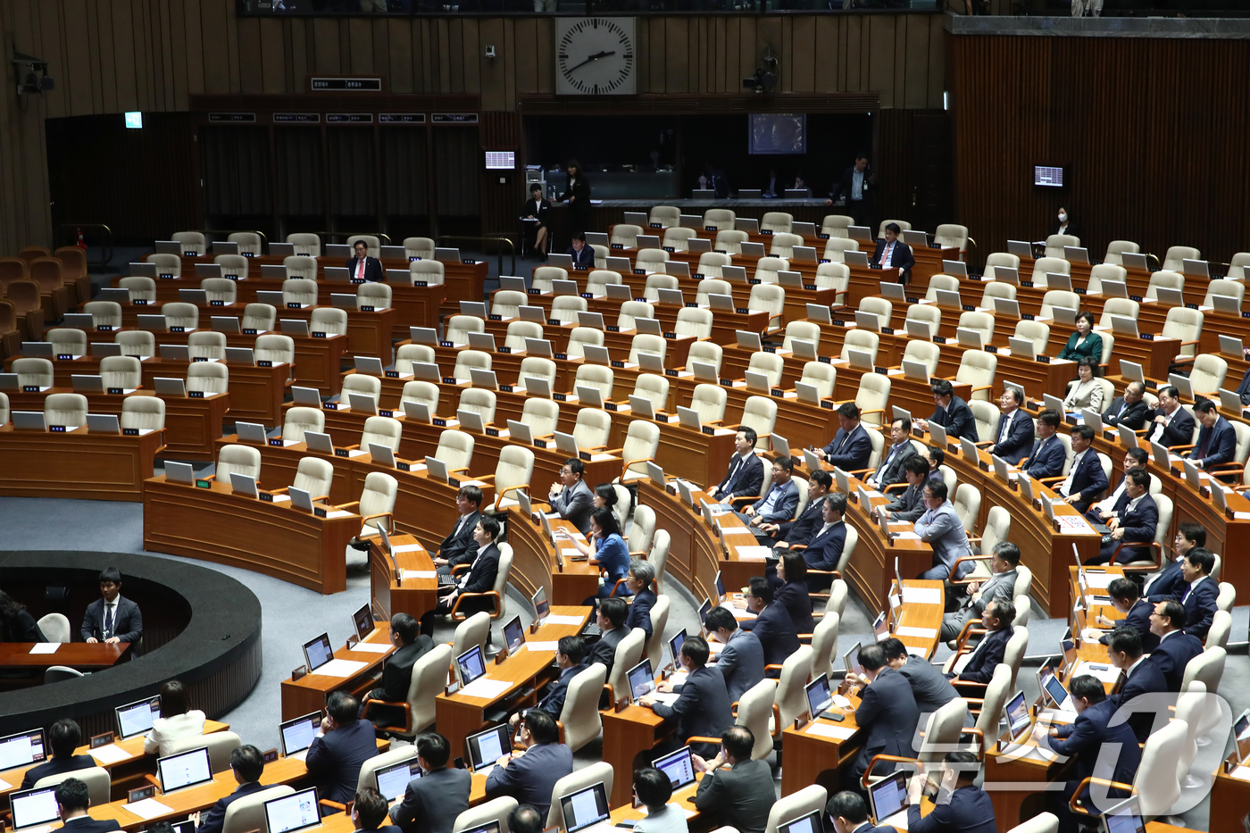 (서울=뉴스1) 이광호 기자 = 19일 오후 서울 여의도 국회에서 열린 제418회국회(정기회) 제8차 본회의에서 김건희 특검법, 채해병 특검법, 지역화폐법 상정에 반대하며 불참한 …