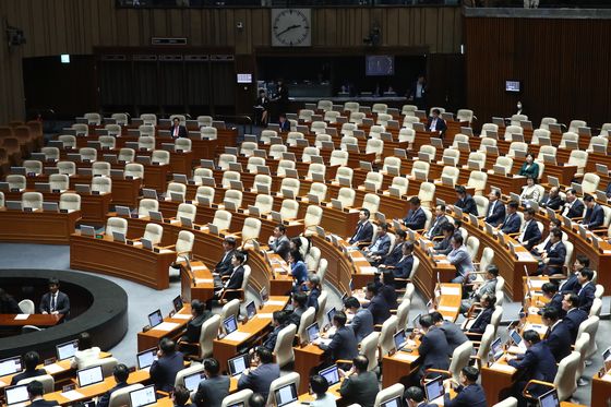 쌍특검법 다시 국회로…'이탈표 단속' 윤·한 균열 노리는 야당