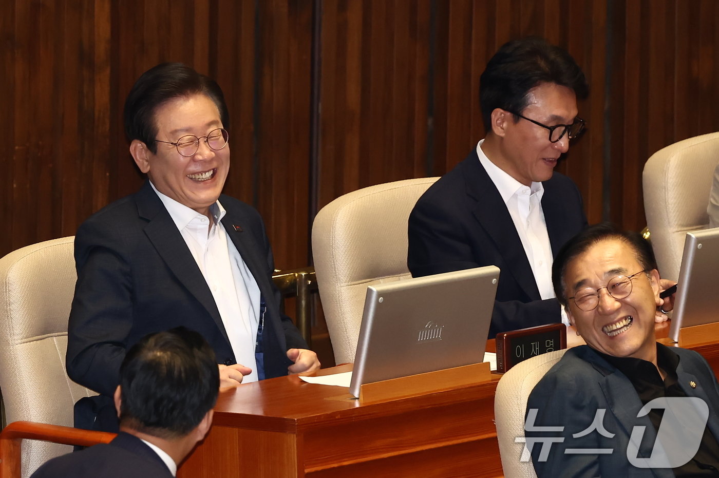 본문 이미지 - 이재명 더불어민주당 대표가 19일 오후 서울 여의도 국회에서 열린 제418회국회(정기회) 제8차 본회의에서 미소를 보이고 있다. 2024.9.19/뉴스1 ⓒ News1 김민지 기자