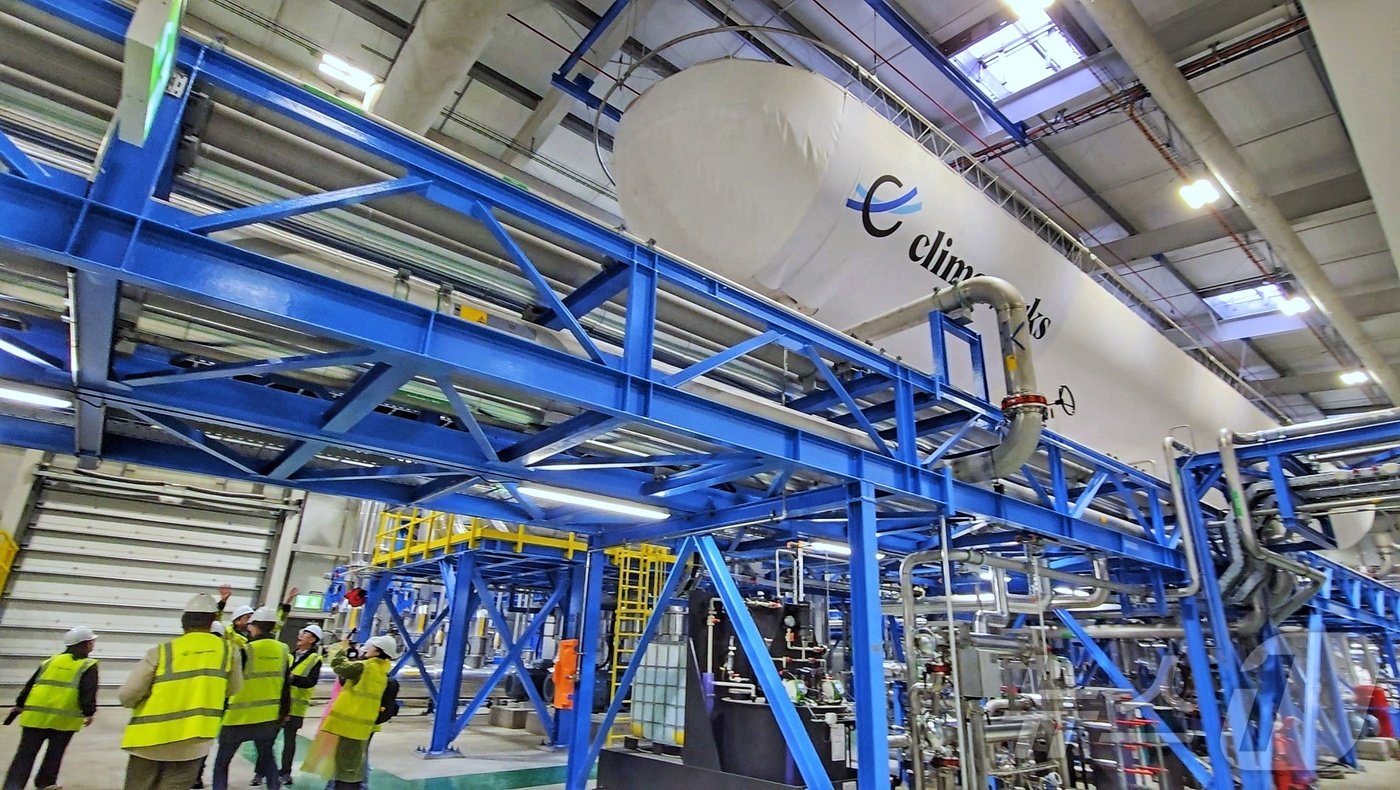 본문 이미지 - 4일(현지시간) 아이슬란드 헬리셰이디의 '공기 중 탄소포집 공장' 클라임웍스의 설비 내부 모습. 천장에 설치된 흰 풍선에 저장 전 이산화탄소가 충전돼 있다. ⓒ 뉴스1 황덕현 기자