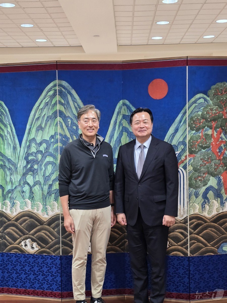 본문 이미지 - 조현동 주미한국대사(사진 우측)와 김정상 듀크대 교수가 18일(현지시간) 워싱턴DC 주미한국대사관에서 세미나 후 기념촬영을 하고 있다.