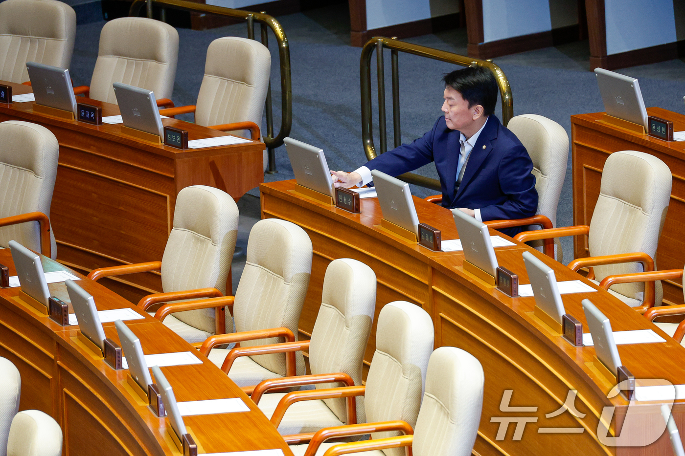 (서울=뉴스1) 안은나 기자 = 안철수 국민의힘 의원이 19일 오후 서울 여의도 국회에서 열린 제418회국회(정기회) 제8차 본회의에서 순직 해병 수사 방해 및 사건 은폐 등의 진 …