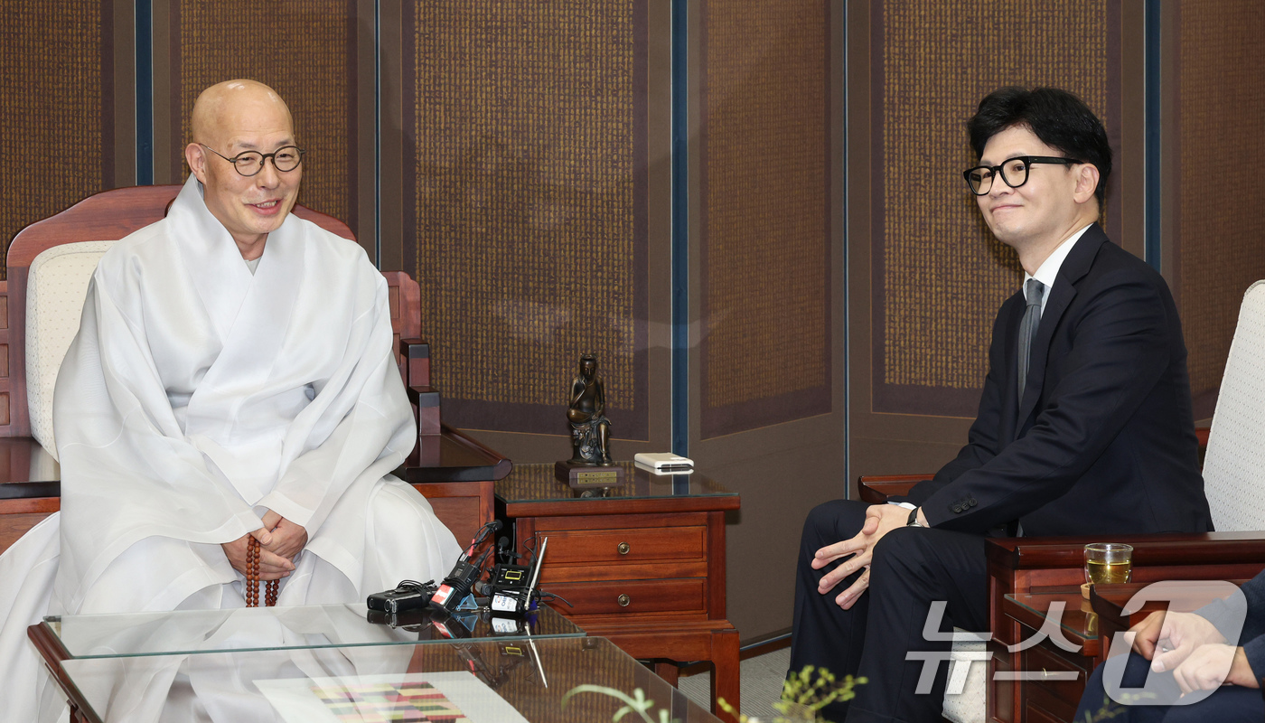 (서울=뉴스1) 장수영 기자 = 한동훈 국민의힘 대표가 19일 오후 서울 종로구 한국불교역사 문화기념관을 찾아 조계종 총무원장 진우스님을 예방하고 있다. 2024.9.19/뉴스1