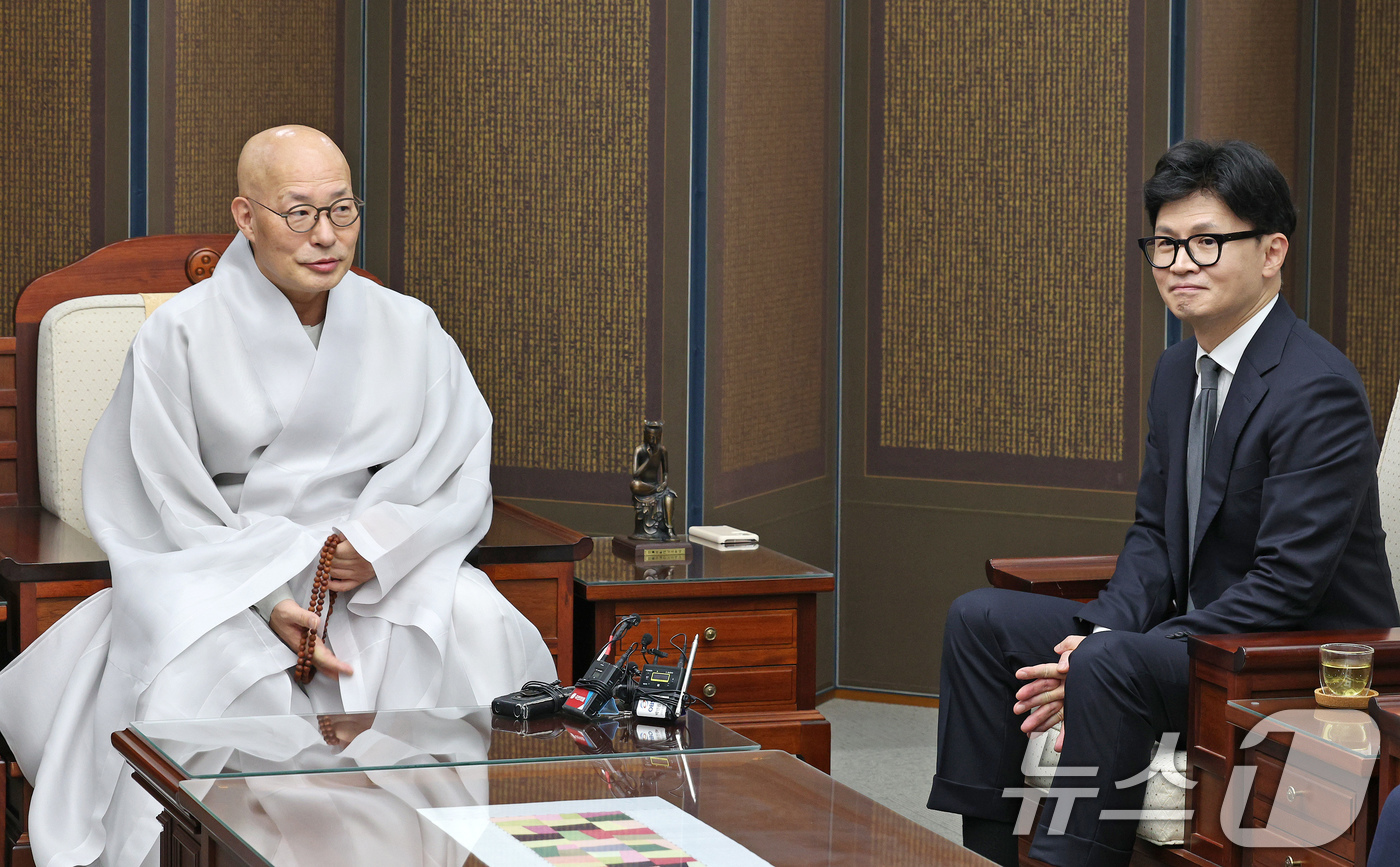 (서울=뉴스1) 장수영 기자 = 한동훈 국민의힘 대표가 19일 오후 서울 종로구 한국불교역사 문화기념관을 찾아 조계종 총무원장 진우스님을 예방하고 있다. 2024.9.19/뉴스1