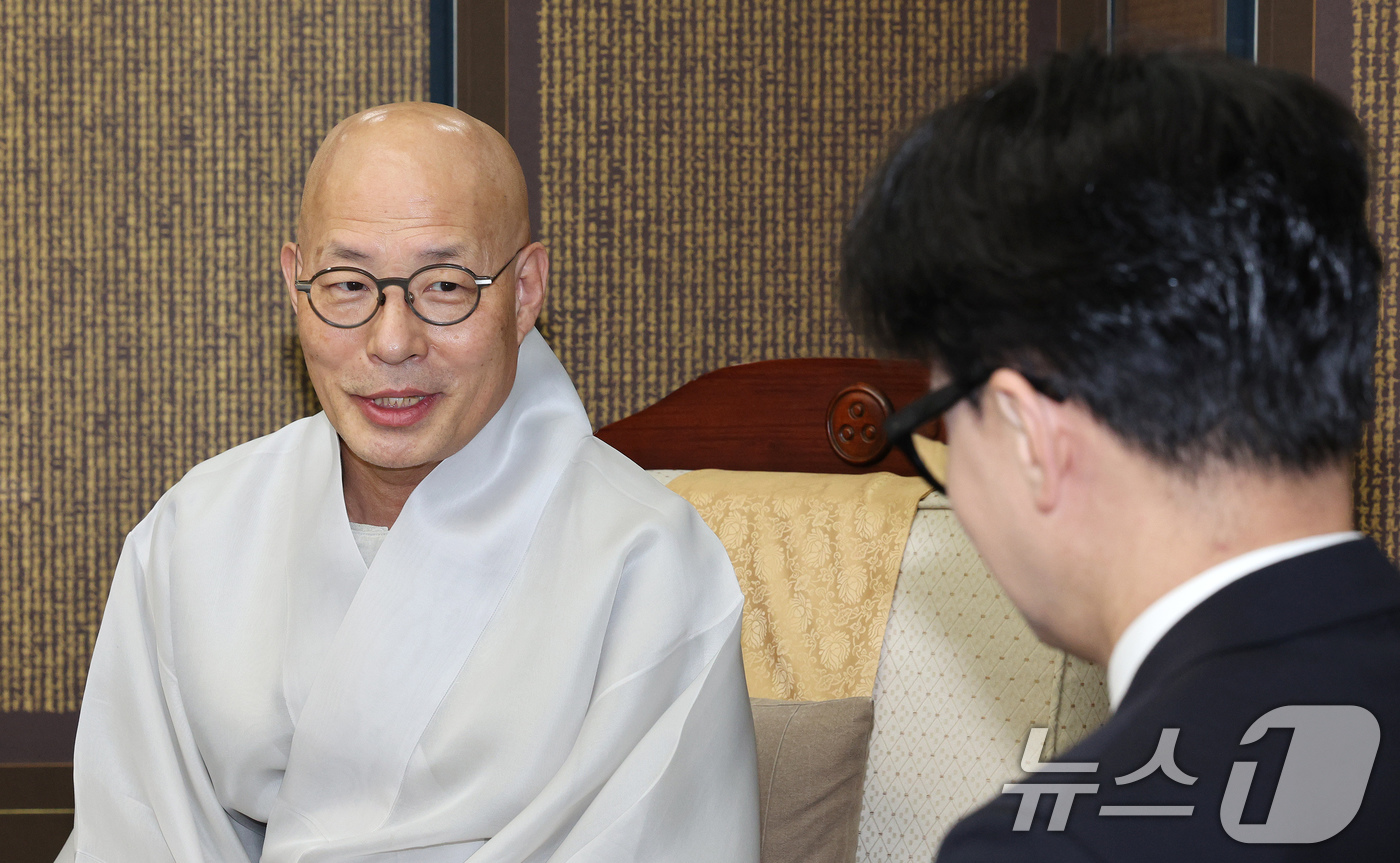 (서울=뉴스1) 장수영 기자 = 한동훈 국민의힘 대표가 19일 오후 서울 종로구 한국불교역사 문화기념관을 찾아 조계종 총무원장 진우스님을 예방하고 있다. 2024.9.19/뉴스1