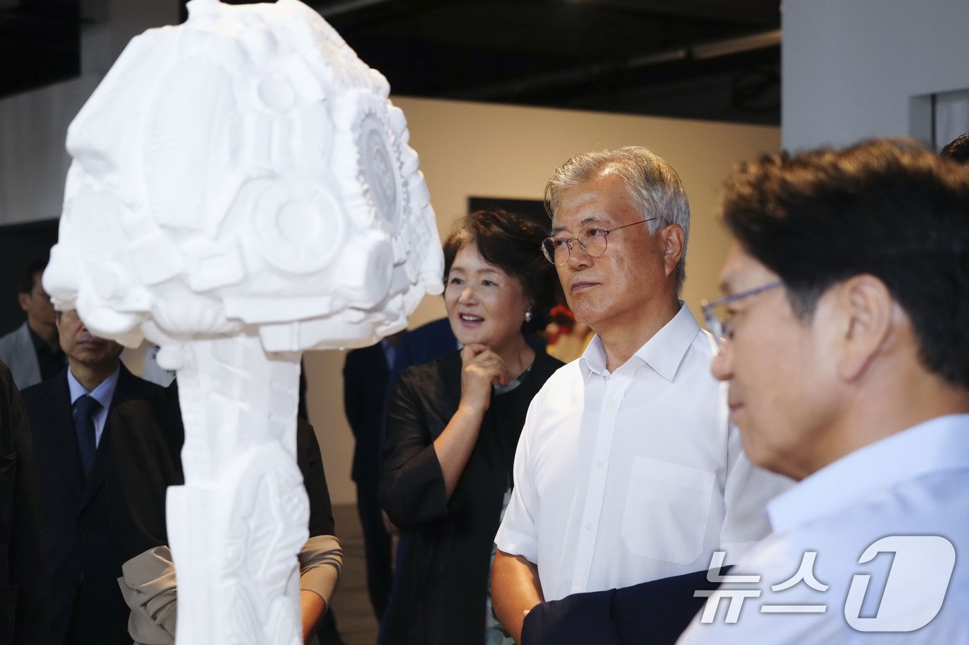 본문 이미지 - 문재인 전 대통령 부부가 19일 오전 광주 북구 용봉동 비엔날레 전시관을 찾아 전시작품을 둘러보고 있다.(광주시 제공)2024.9.19/뉴스1 ⓒ News1 박준배 기자