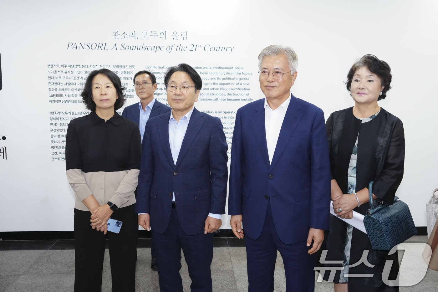 (광주=뉴스1) 박준배 기자 = 문재인 전 대통령이 19일 오전 광주 북구 용봉동 비엔날레 전시관을 찾아 전시작품을 둘러보고 있다.(광주시 제공)2024.9.19/뉴스1