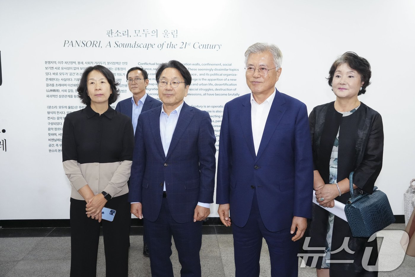 문재인 전 대통령이 19일 오전 광주 북구 용봉동 비엔날레 전시관을 찾아 전시작품을 둘러보고 있다.&#40;광주시 제공&#41;2024.9.19/뉴스1 ⓒ News1 박준배 기자