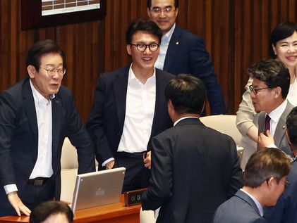 밝은 표정의 민주당