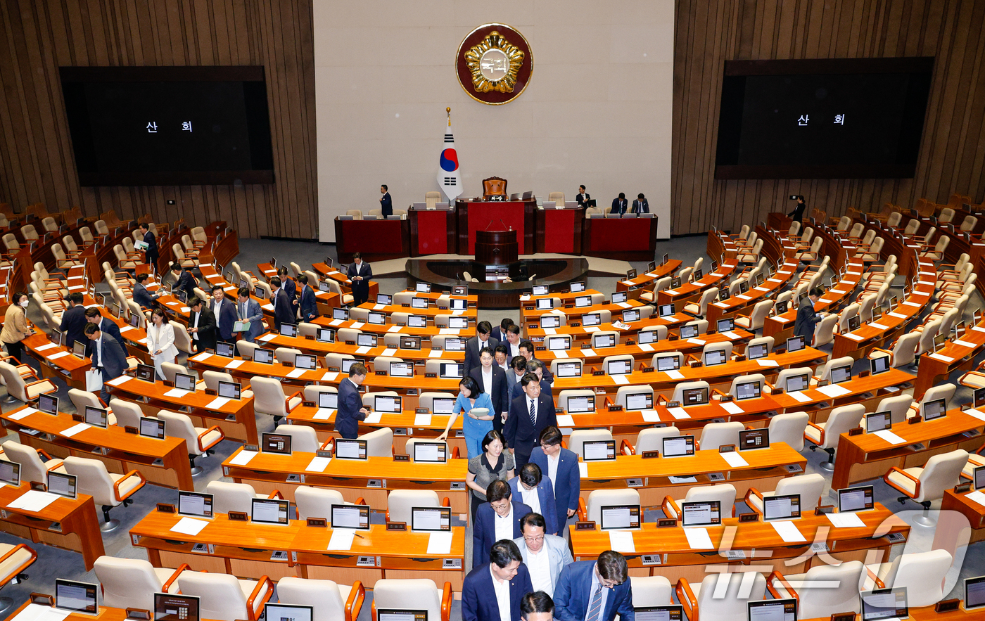 (서울=뉴스1) 안은나 기자 = 19일 오후 서울 여의도 국회에서 열린 제418회국회(정기회) 제8차 본회의에서 김건희 특검법, 채해병 특검법, 지역화폐법 표결을 마친 야당 의원들 …