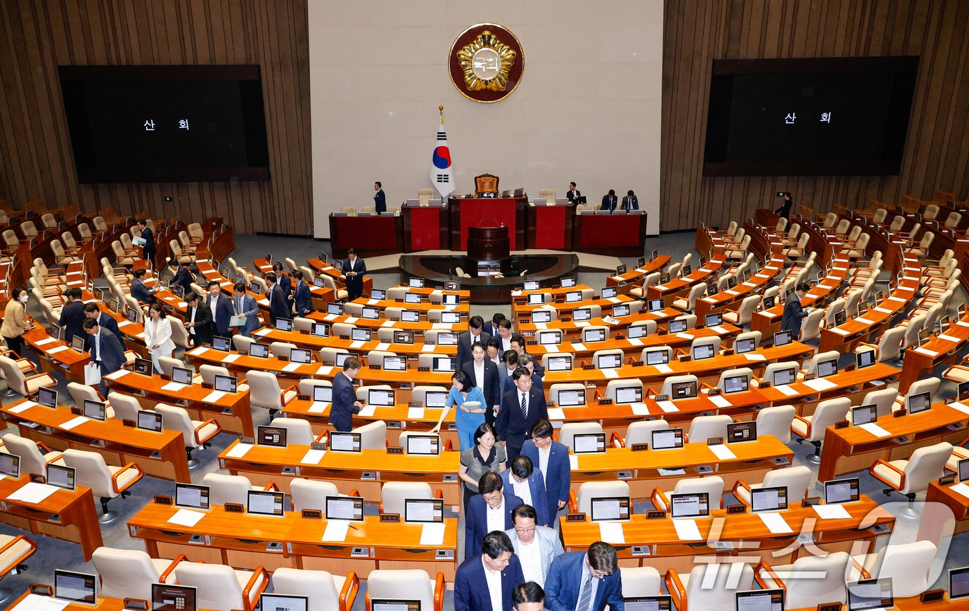 본문 이미지 - 19일 오후 서울 여의도 국회에서 열린 제418회국회(정기회) 제8차 본회의에서 김건희 특검법, 채해병 특검법, 지역화폐법 표결을 마친 야당 의원들이 퇴장하고 있다. 2024.9.19/뉴스1 ⓒ News1 안은나 기자