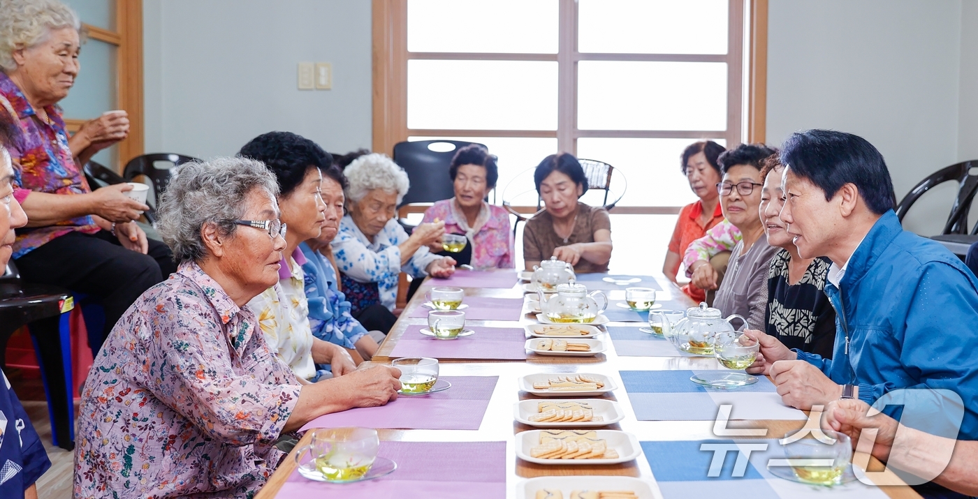 (성주=뉴스1) 정우용 기자 = 이병환 성주군수(오른쪽 첫번째)가 19일 선남면 성원1리 마을회관에서 열린 민요교실에서 주민들에게 인사를 하고 있다.민요교실은 흥겨운 가락과 함께 …