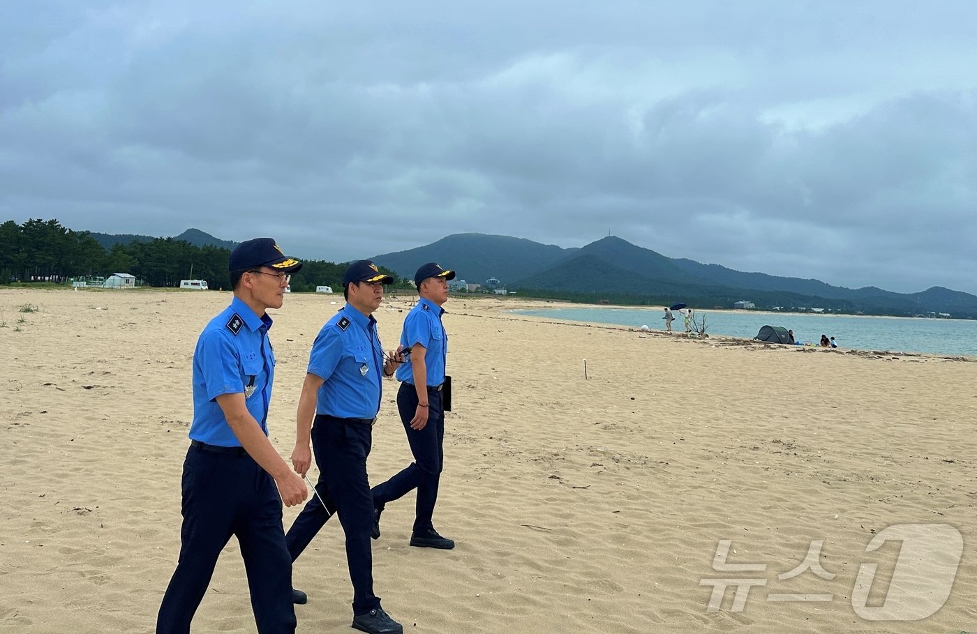 본문 이미지 - 김성종 동해해경청장이 19일 강원 고성 송지호 해변을 찾아 폐장 해수욕장 안전점검을 실시하고 있다.&#40;동해해경청 제공&#41; 2024.9.19/뉴스1