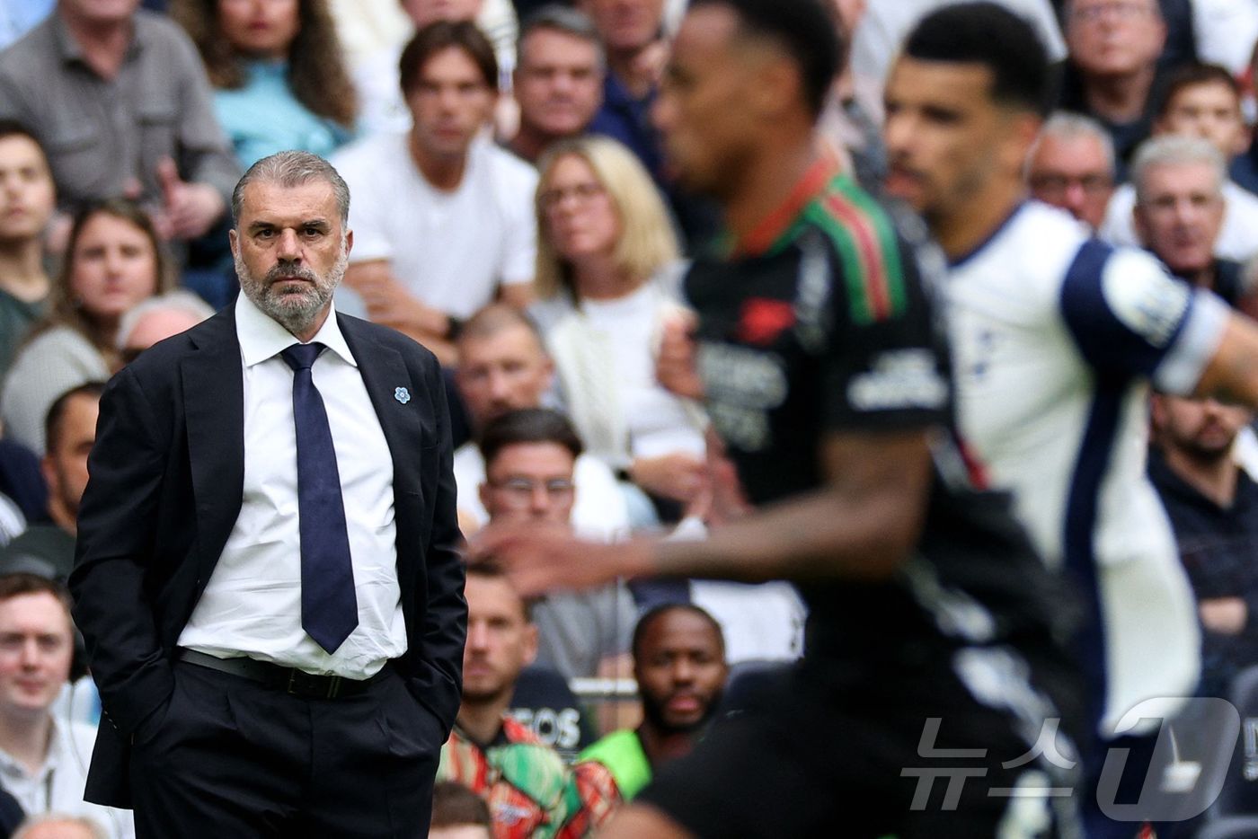 본문 이미지 - 엔제 포스테코글루 토트넘 감독(왼쪽) ⓒ AFP=뉴스1