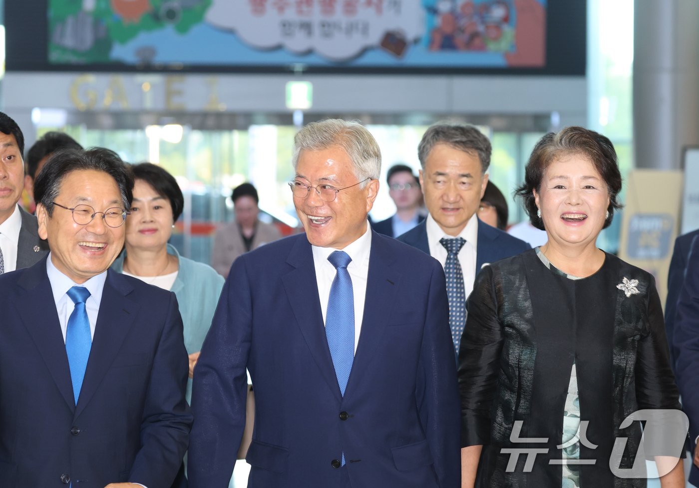 본문 이미지 - 문재인 전 대통령과 배우자 김정숙 여사, 강기정 광주시장이 19일 광주 김대중컨벤션센터에서 열린 9·19 평양공동선언 6주년 기념식에 참석하고 있다. 2024.9.19/뉴스1 ⓒ News1 김태성 기자