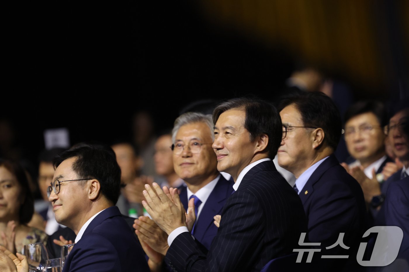 본문 이미지 - 19일 광주 김대중컨벤션센터에서 열린 9·19 평양공동선언 6주년 기념식에 문재인 전 대통령, 조국 조국혁신당 대표, 우원식 국회의장 등이 참석해 박수를 치고 있다. 2024.9.19/뉴스1 ⓒ News1 김태성 기자