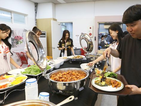 은퇴 앞둔 추신수, 구단 임직원에 저녁 만찬·선물 제공