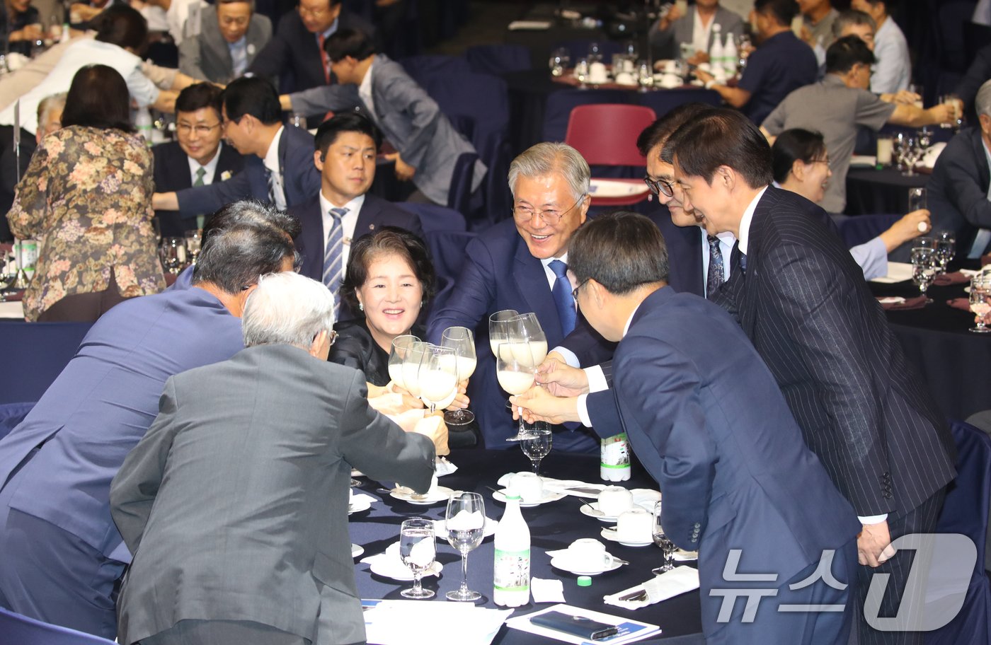 본문 이미지 - 19일 광주 김대중컨벤션센터에서 열린 9.19 평양공동선언 6주년 기념행사에서 문재인 전 대통령 내외가 김부겸 전 국무총리 등과 기념 축배를 들고 있다.2024.9.19/뉴스1 ⓒ News1 박준배 기자