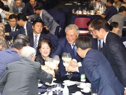 문재인 전 대통령 한반도 평화 기원 축배