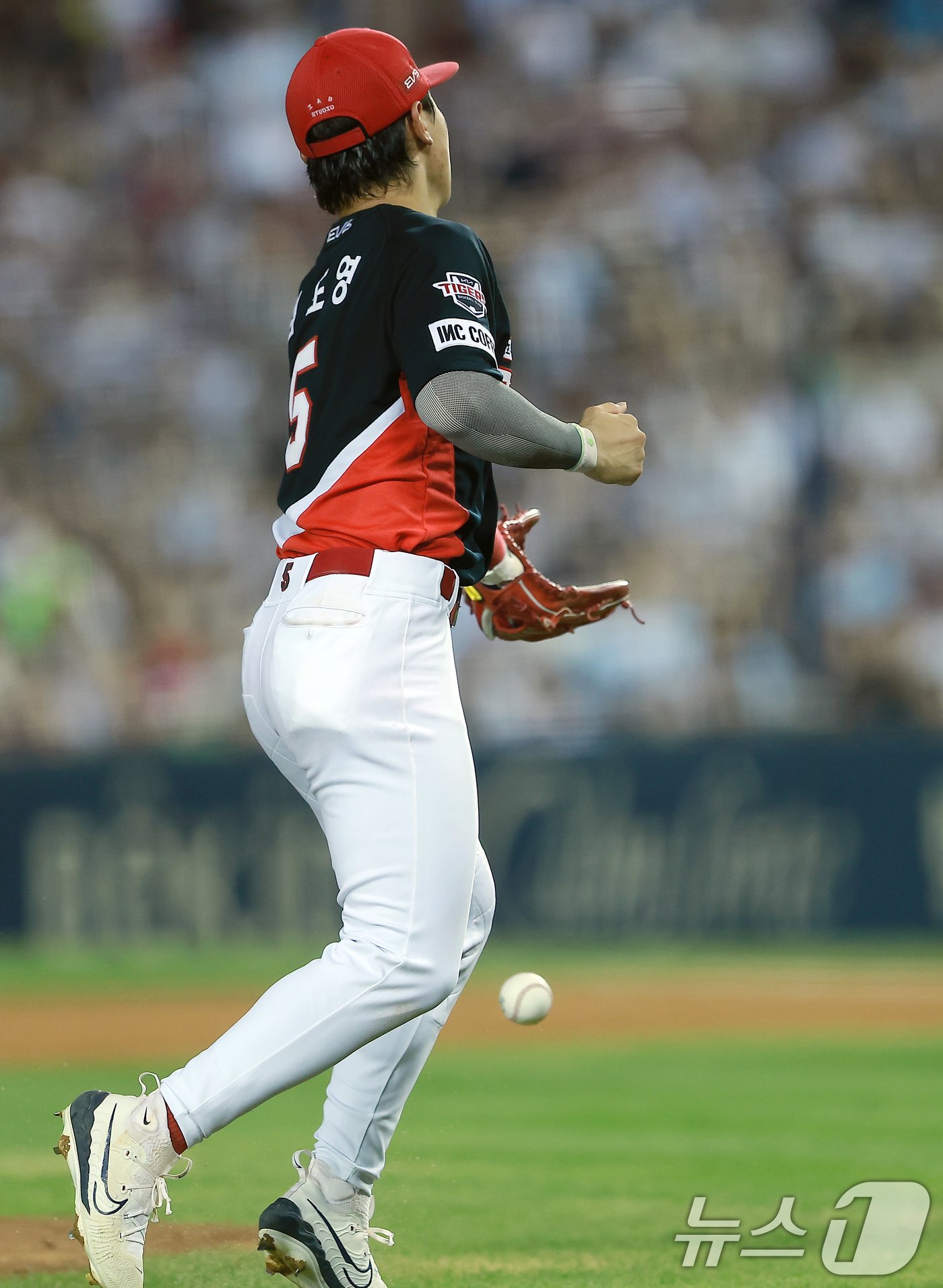 본문 이미지 - 19일 오후 서울 송파구 올림픽로 잠실야구장에서 열린 프로야구 '2024 신한 SOL 뱅크 KBO리그' 두산 베어스와 KIA 타이거즈의 경기 3회말 2사 주자 1,3루 상황 KIA 김도영이 두산 이유찬의 내야 플라이를 주저하다 놓쳐 실책을 범하고 있다. 2024.9.19/뉴스1 ⓒ News1 박정호 기자