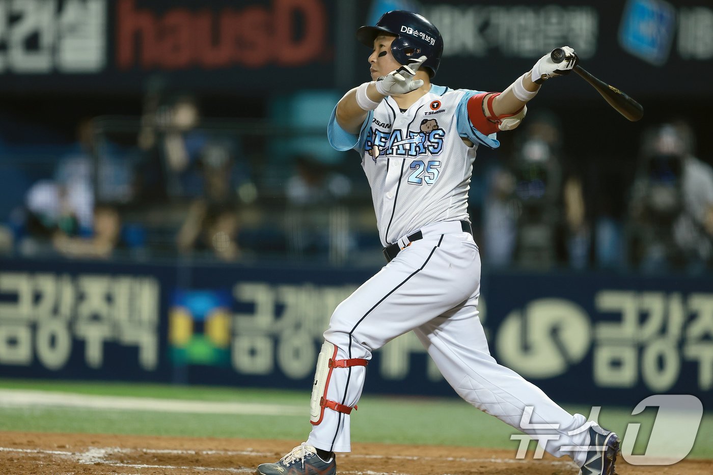 본문 이미지 - 19일 오후 서울 송파구 올림픽로 잠실야구장에서 열린 프로야구 '2024 신한 SOL 뱅크 KBO리그' 두산 베어스와 KIA 타이거즈의 경기 4회말 1사 주자 없는 상황 두산 양의지가 솔로홈런을 날리고 있다. 2024.9.19/뉴스1 ⓒ News1 박정호 기자
