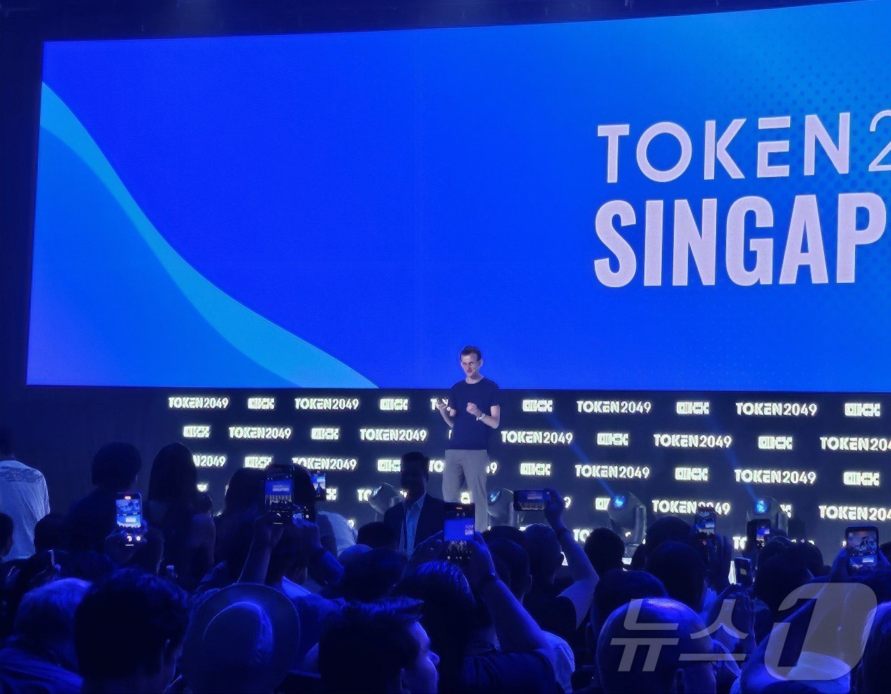 본문 이미지 - 지난 18일부터 19일까지 싱가포르에서 열린 '토큰2049' 행사 현장. 비탈릭 부테린 이더리움 창시자의 기조 연설이 시작되자 메인 무대인 '오케이엑스 스테이지'가 참가자들로 가득 찼다.