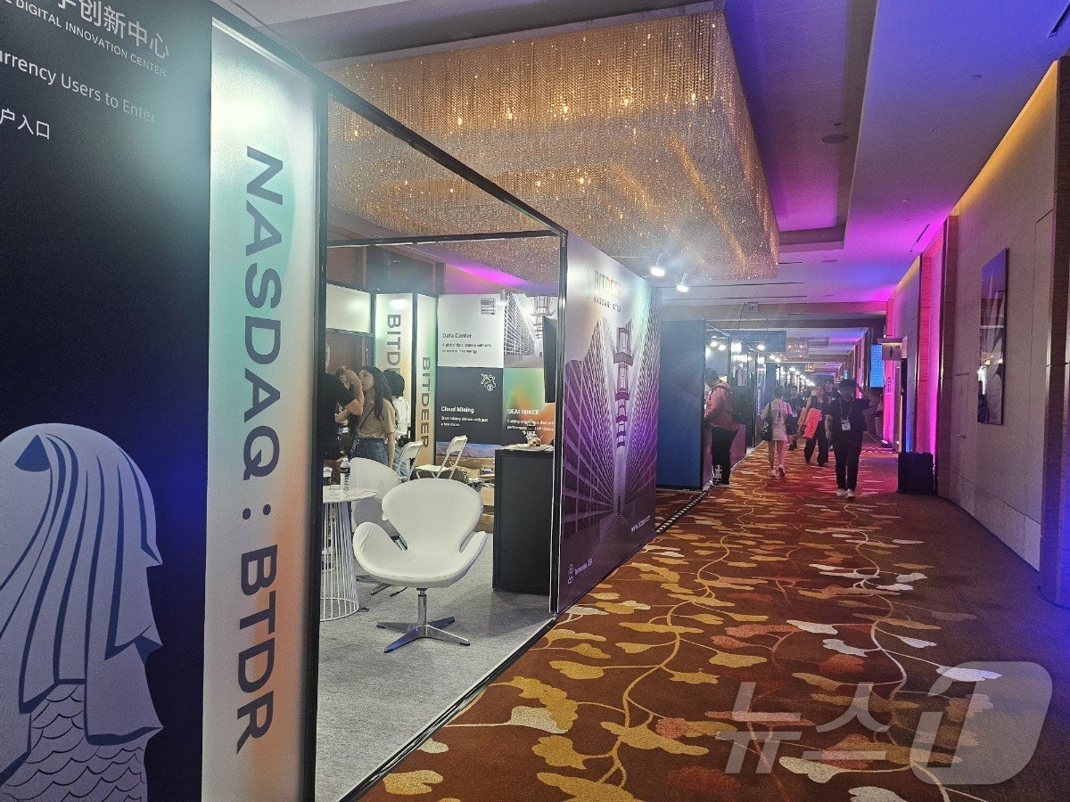 본문 이미지 - 지난 18일부터 19일까지 싱가포르에서 열린 '토큰2049' 행사 현장. 부스가 끊임없이 이어져 있다.