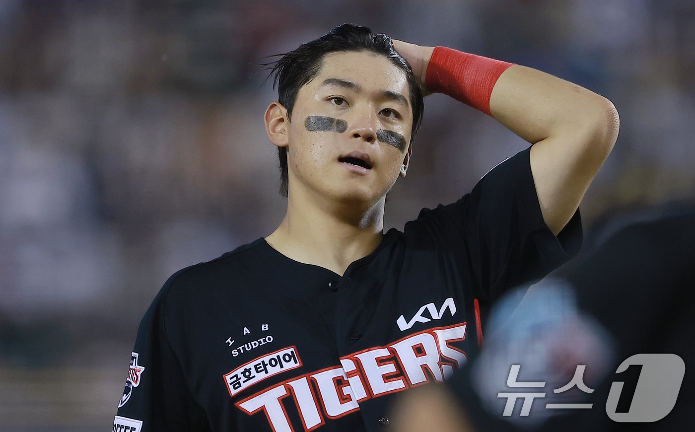 본문 이미지 - 19일 오후 서울 송파구 올림픽로 잠실야구장에서 열린 프로야구 '2024 신한 SOL 뱅크 KBO리그' 두산 베어스와 KIA 타이거즈의 경기 5회초 2사 주자 없는 상황 KIA 김도영이 중견수 플라이로 이닝이 끝나자 수비로 전환하며 머리를 쓸어 넘기고 있다. 2024.9.19/뉴스1 ⓒ News1 박정호 기자