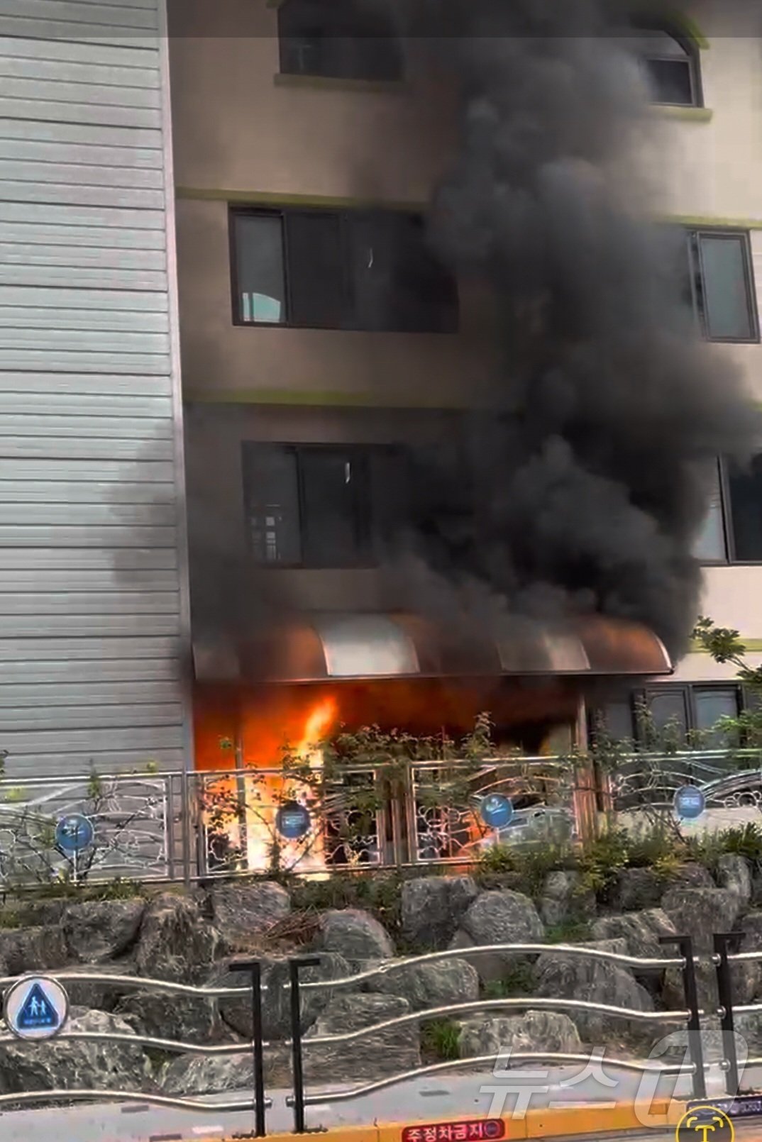 본문 이미지 - 2일 오전 강원 양구 상리초등학교 화재 진화 현장.(강원도소방본부 제공) 2024.9.2/뉴스1