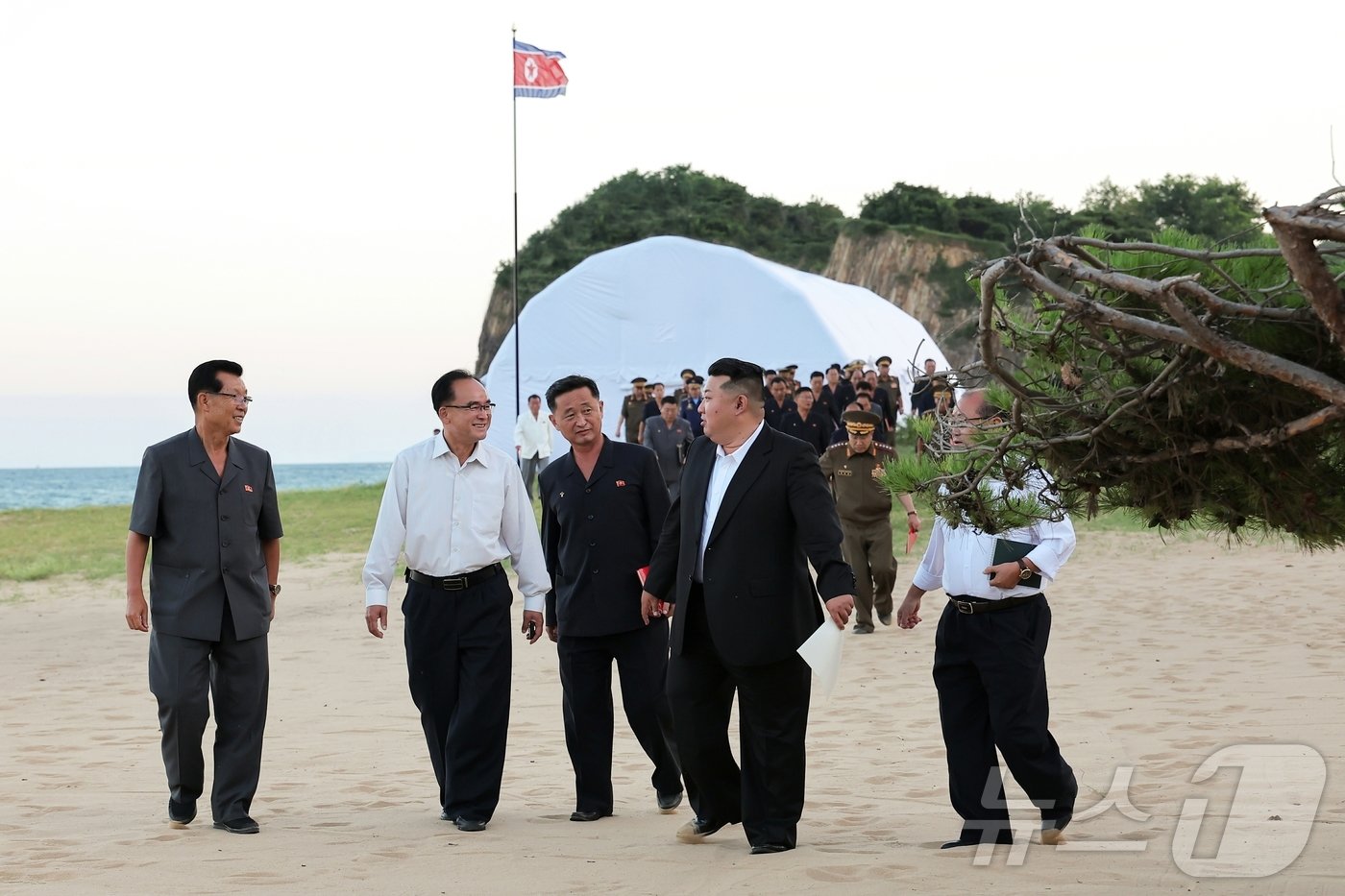 &#40;평양 노동신문=뉴스1&#41; = 북한 노동당 기관지 노동신문은 2일 &#34;김정은 동지께서 지난 8월 31일 지방발전사업협의회를 소집하시고 지도했다＂라면서 ＂시·군병원들과 과학기술보급거점, 양곡관리시설을 건설하는 데서 견지하여야 할 제반 원칙들을 밝혔다＂라고 보도했다. [국내에서만 사용가능. 재배포 금지. DB 금지. For Use Only in the Republic of Korea. Redistribution Prohibited] rodongphoto@news1.kr