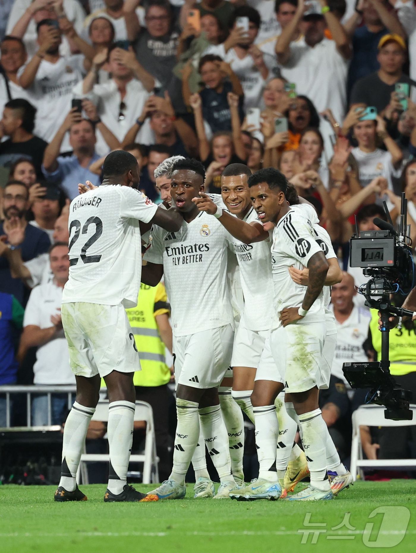 본문 이미지 - 레알 마드리드 공격수 킬리안 음바페(오른쪽에서 두 번째)가 2일(한국시간) 열린 2024-25 스페인 프리메라리가 4라운드 레알 베티스전에서 후반 22분 득점에 성공한 뒤 동료들의 축하를 받고 있다. ⓒ AFP=뉴스1