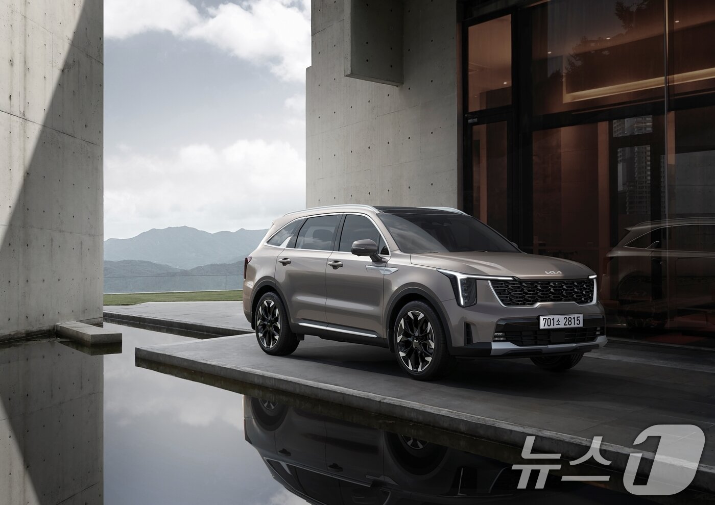 본문 이미지 - 기아가 중형 SUV 쏘렌토의 연식 변경 모델인 ‘더 2025 쏘렌토’를 2일 출시하고 본격적인 판매에 돌입했다. 고객들이 선호하는 고급 안전ᆞ편의사양을 확대 적용해 상품 경쟁력을 한층 강화한 것이 특징이다. &#40;기아 제공&#41; 2024.9.2/뉴스1