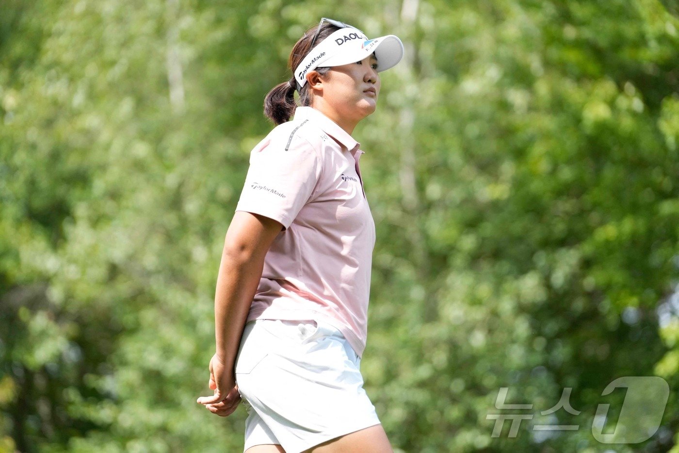 본문 이미지 - 2일(한국시간) 미국 매사추세츠주 노턴의 TPC 보스턴(파72)에서 열린 FM 챔피언십 최종일 도중 생각에 잠긴 유해란. ⓒ AFP=뉴스1