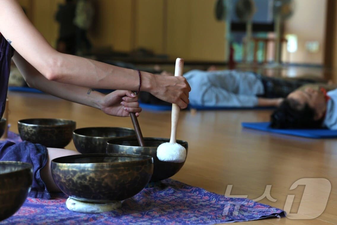 본문 이미지 - 현대인의 스트레스 해소를 위한 ‘싱잉볼 뮤직 테라피’.(선마을 제공)/뉴스1