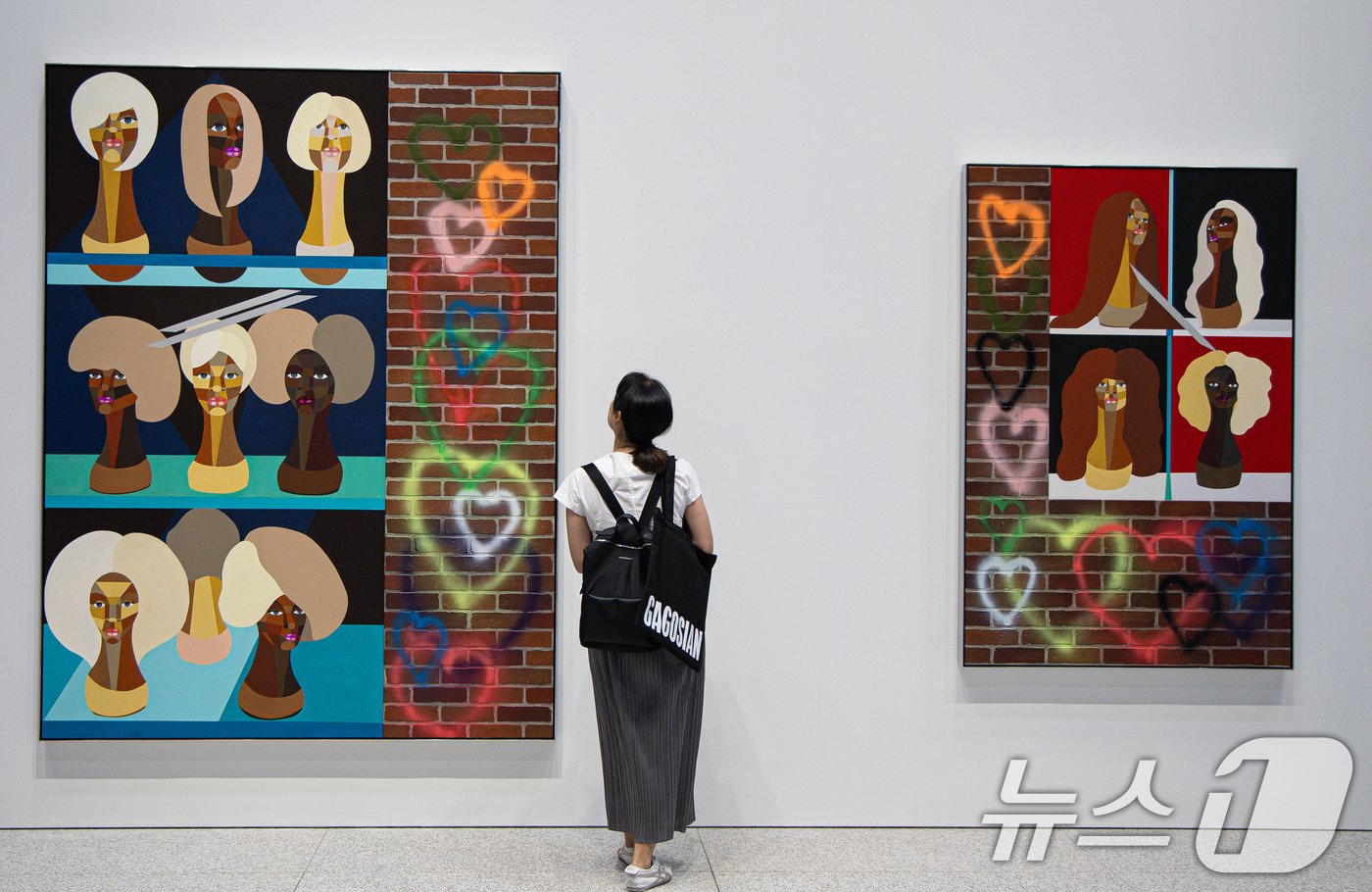 본문 이미지 - 2일 오전 서울 용산구 APMA 캐비닛에서 열린 데릭 애덤스의 국내 첫 개인전 'The Strip' 기자간담회를 찾은 취재진들이 전시 작품을 살펴보고 있다. 이번 전시에서 애덤스는 자신의 브루클린 작업실 주변과 전 세계 곳곳에 위치한 뷰티 매장의 윈도우 디스플레이에서 영감을 받아 제작한 회화 산작들을 선보인다. 전시는 이달 3일부터 10월 12일까진 열린다. 2024.9.2/뉴스1 ⓒ News1 이재명 기자